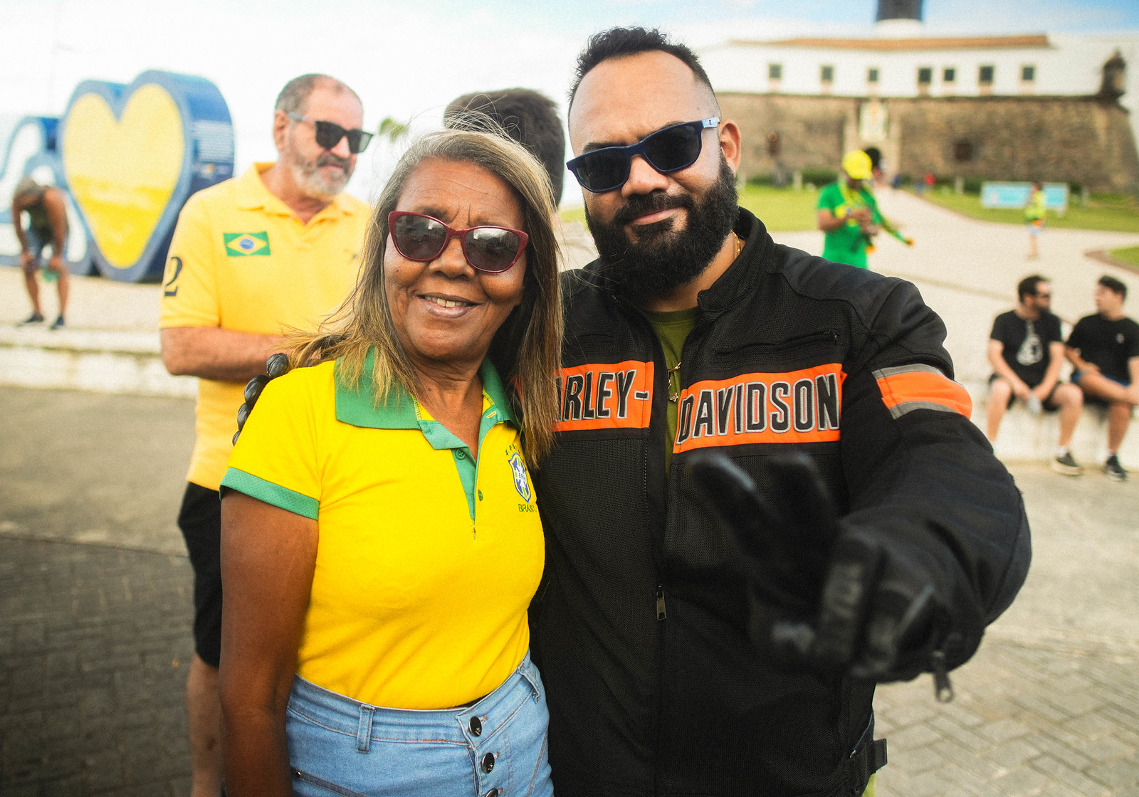 Leandro de Jesus com uma apoiadora no Farol da Barra